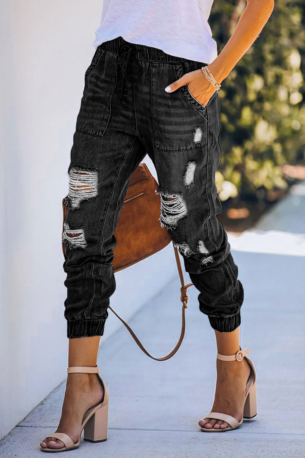 Schwarze Distressed-Jeans mit Taschen