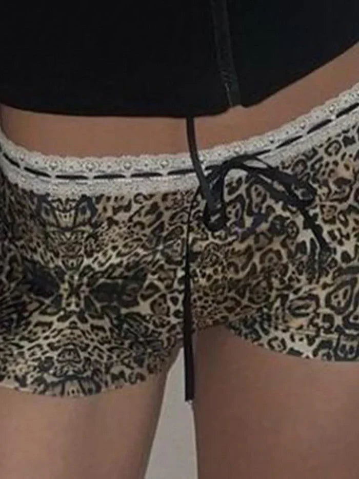Pantalones cortos punk de tiro bajo con estampado de leopardo y ribete de encaje