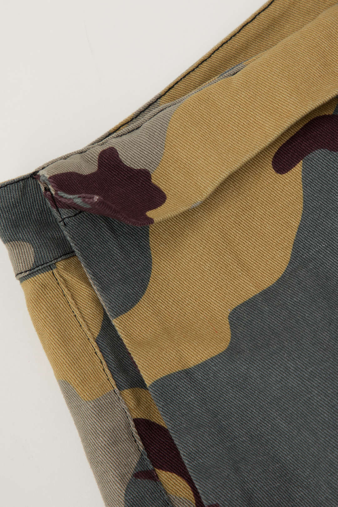 Pantalones cortos cargo con lazos y diseño desgastado de camuflaje retro