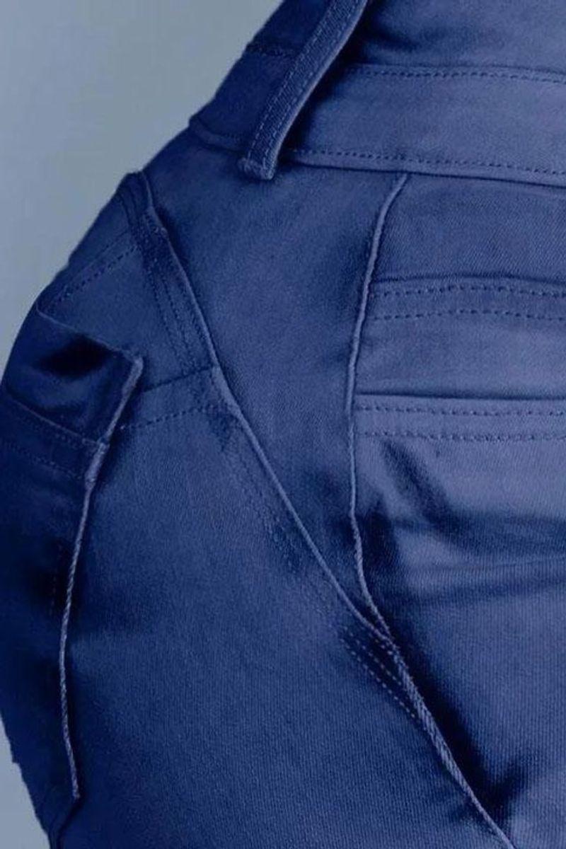 Jeans acampanados con botones al frente que levantan el trasero