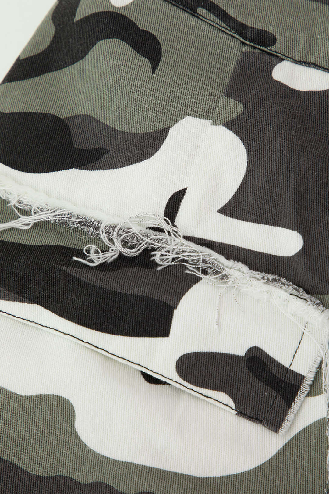 Pantalones cortos cargo con lazos y diseño desgastado de camuflaje retro