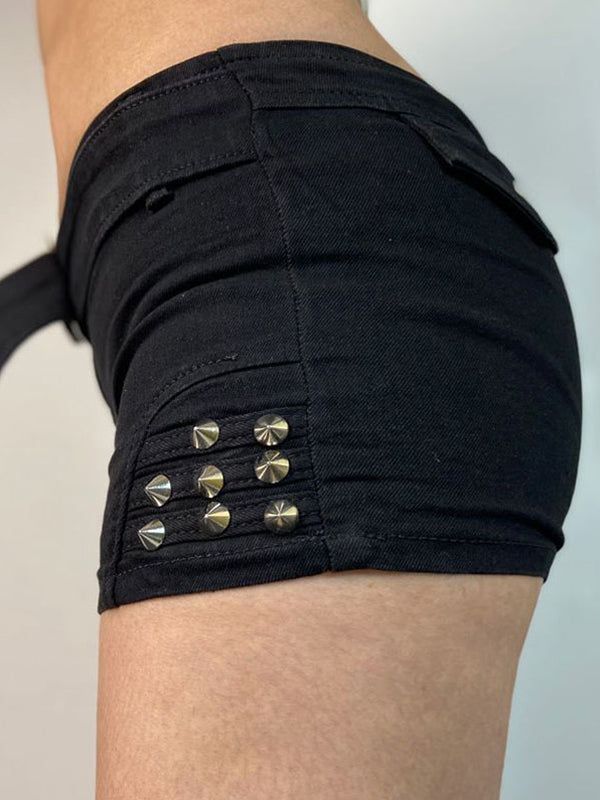 Schwarze Punk-Jeansshorts mit niedrigem Bund, Gürtel und Nieten