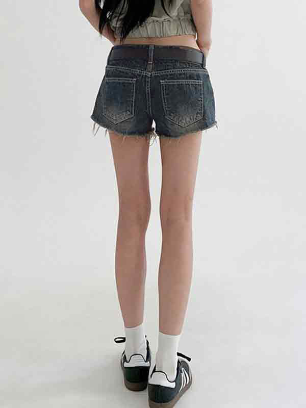 Dunkle Jeansshorts mit niedriger Taille und Gürtel