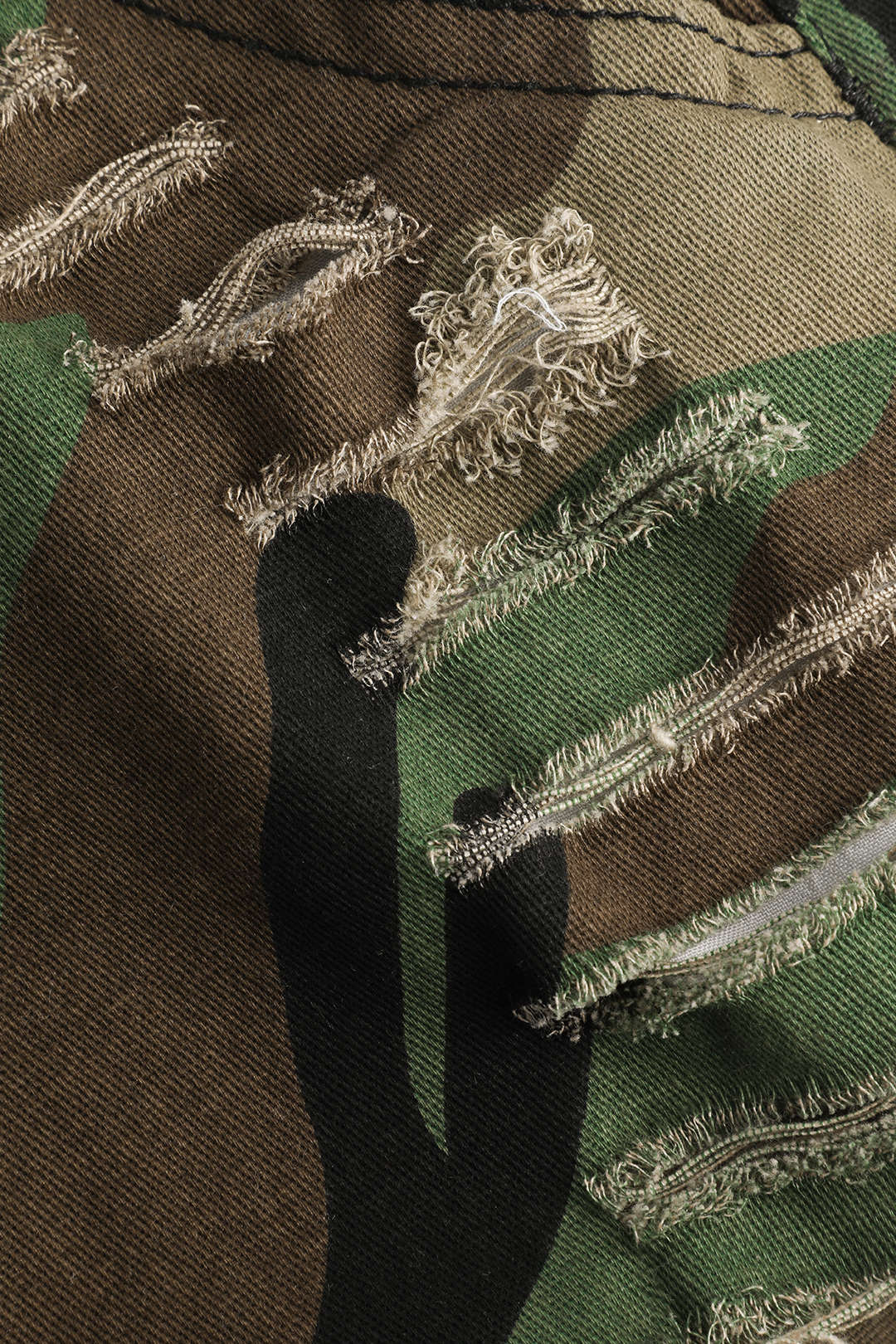 Pantalones cortos cargo con lazos y diseño desgastado de camuflaje retro