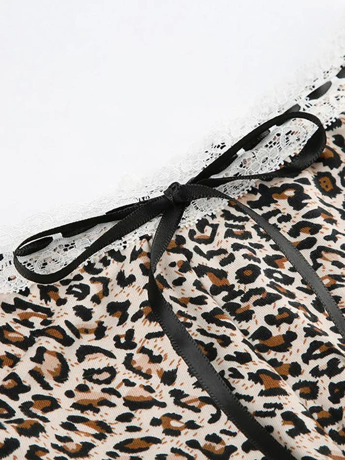 Pantalones cortos punk de tiro bajo con estampado de leopardo y ribete de encaje