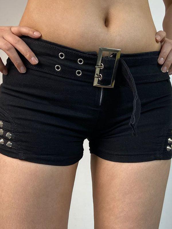 Schwarze Punk-Jeansshorts mit niedrigem Bund, Gürtel und Nieten