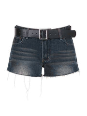 Dunkle Jeansshorts mit niedriger Taille und Gürtel
