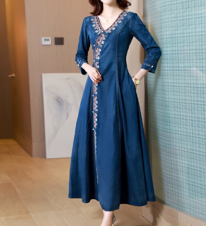 Lässiges blaues Maxikleid mit V-Ausschnitt, Druckknopf und Schärpen aus Seiden-Denim, lange Ärmel