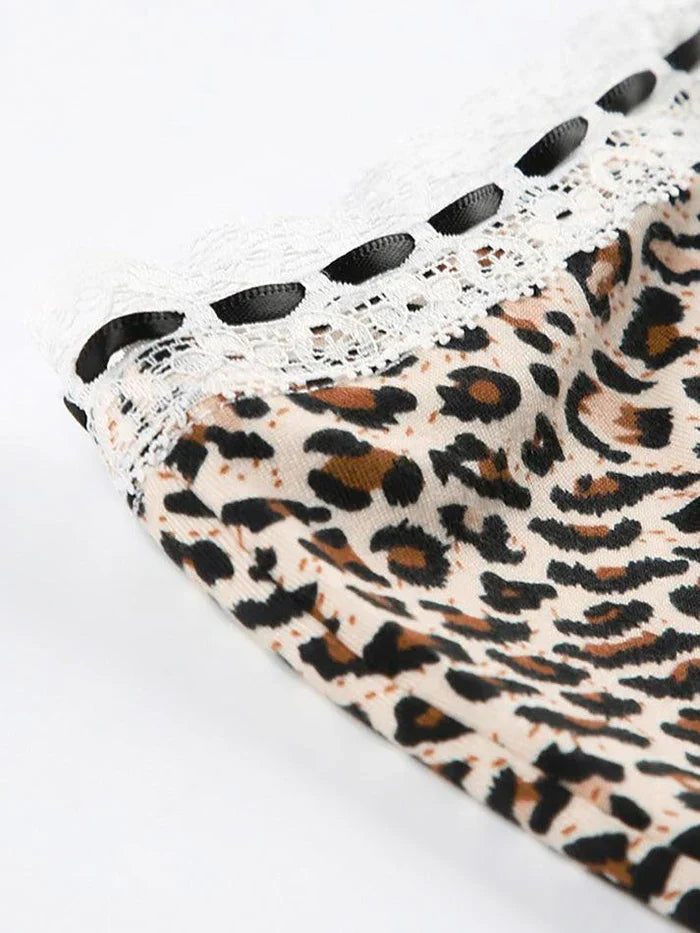 Pantalones cortos punk de tiro bajo con estampado de leopardo y ribete de encaje