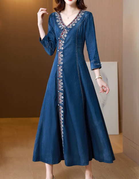 Lässiges blaues Maxikleid mit V-Ausschnitt, Druckknopf und Schärpen aus Seiden-Denim, lange Ärmel