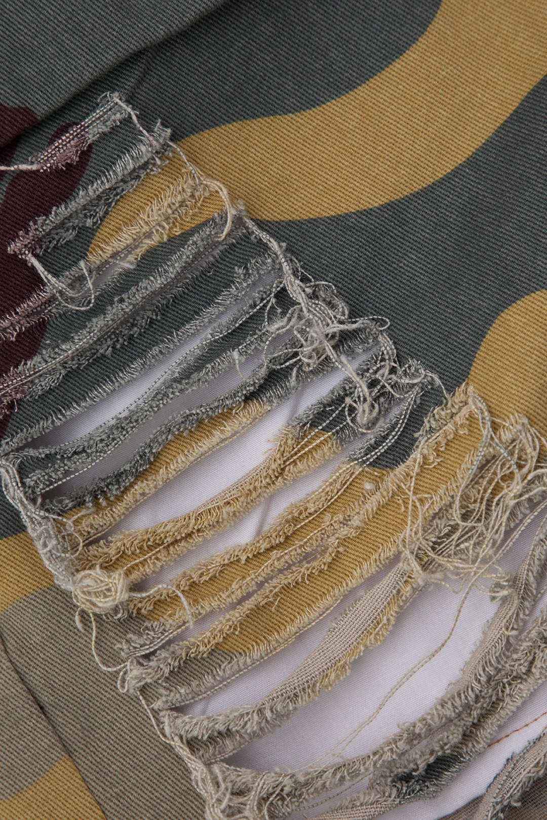 Pantalones cortos cargo con lazos y diseño desgastado de camuflaje retro