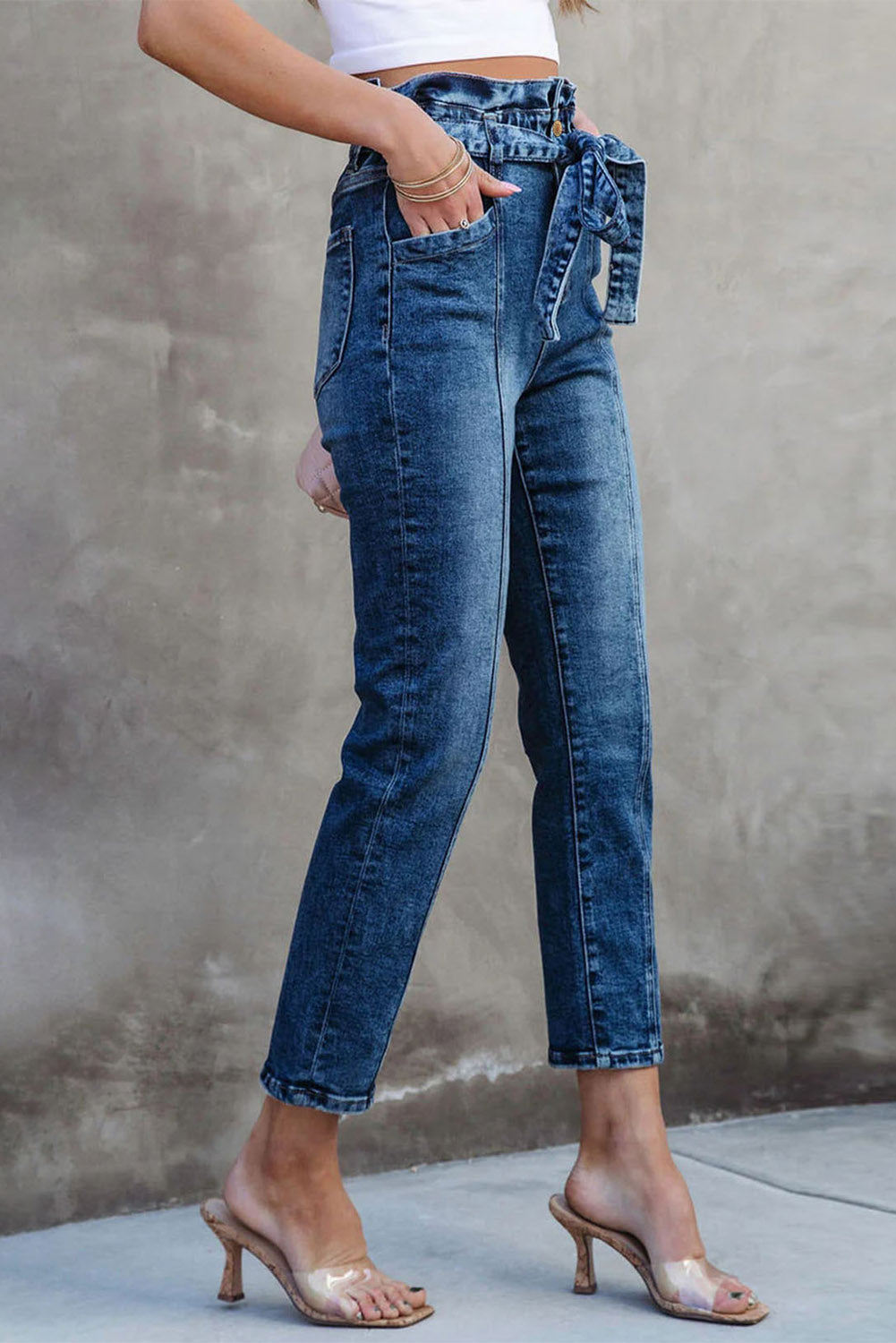 Blaue Skinny Jeans mit hoher Taille und Knoten