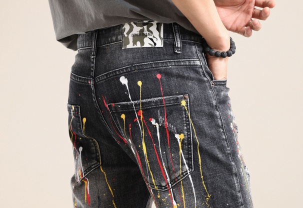 Gelb lackierte Distressed-Jeansshorts