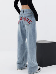 Baggy Boyfriendjeans mit Stickerei auf der Rückseite