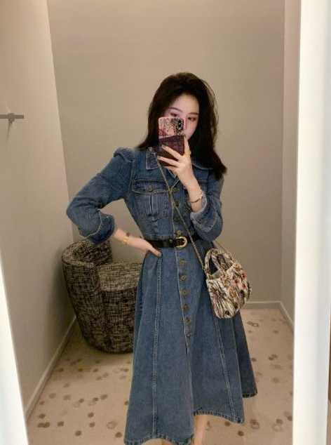 Vestido vaquero vintage con dobladillo sin rematar