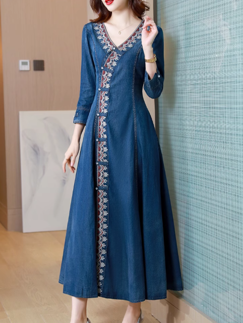 Lässiges blaues Maxikleid mit V-Ausschnitt, Druckknopf und Schärpen aus Seiden-Denim, lange Ärmel