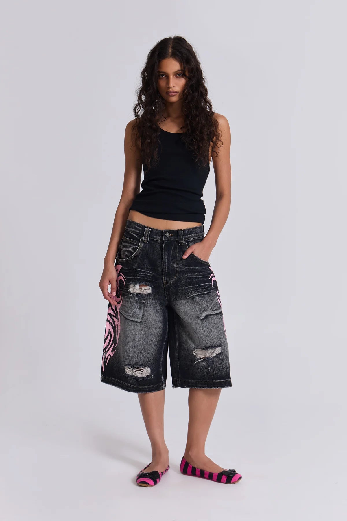 Retro pattern printed washed ripped denim capri pants