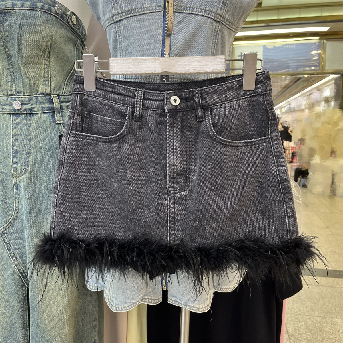 Mini-Jeansrock mit Federbesatz