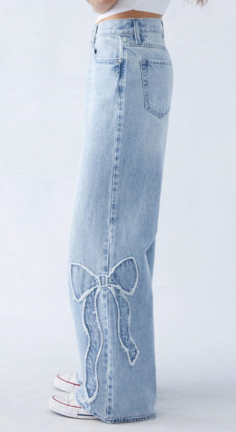 Loose Straight Jeans With Embroidered Side Raw Edges