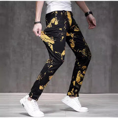 Goldene, fleckenbemalte Herrenjeans