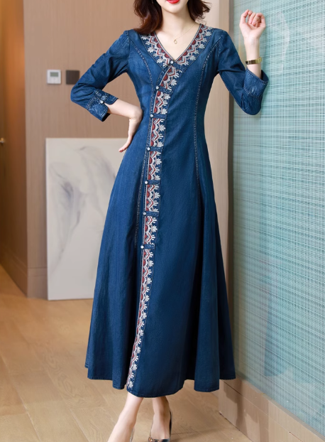 Lässiges blaues Maxikleid mit V-Ausschnitt, Druckknopf und Schärpen aus Seiden-Denim, lange Ärmel