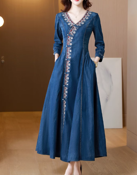 Lässiges blaues Maxikleid mit V-Ausschnitt, Druckknopf und Schärpen aus Seiden-Denim, lange Ärmel