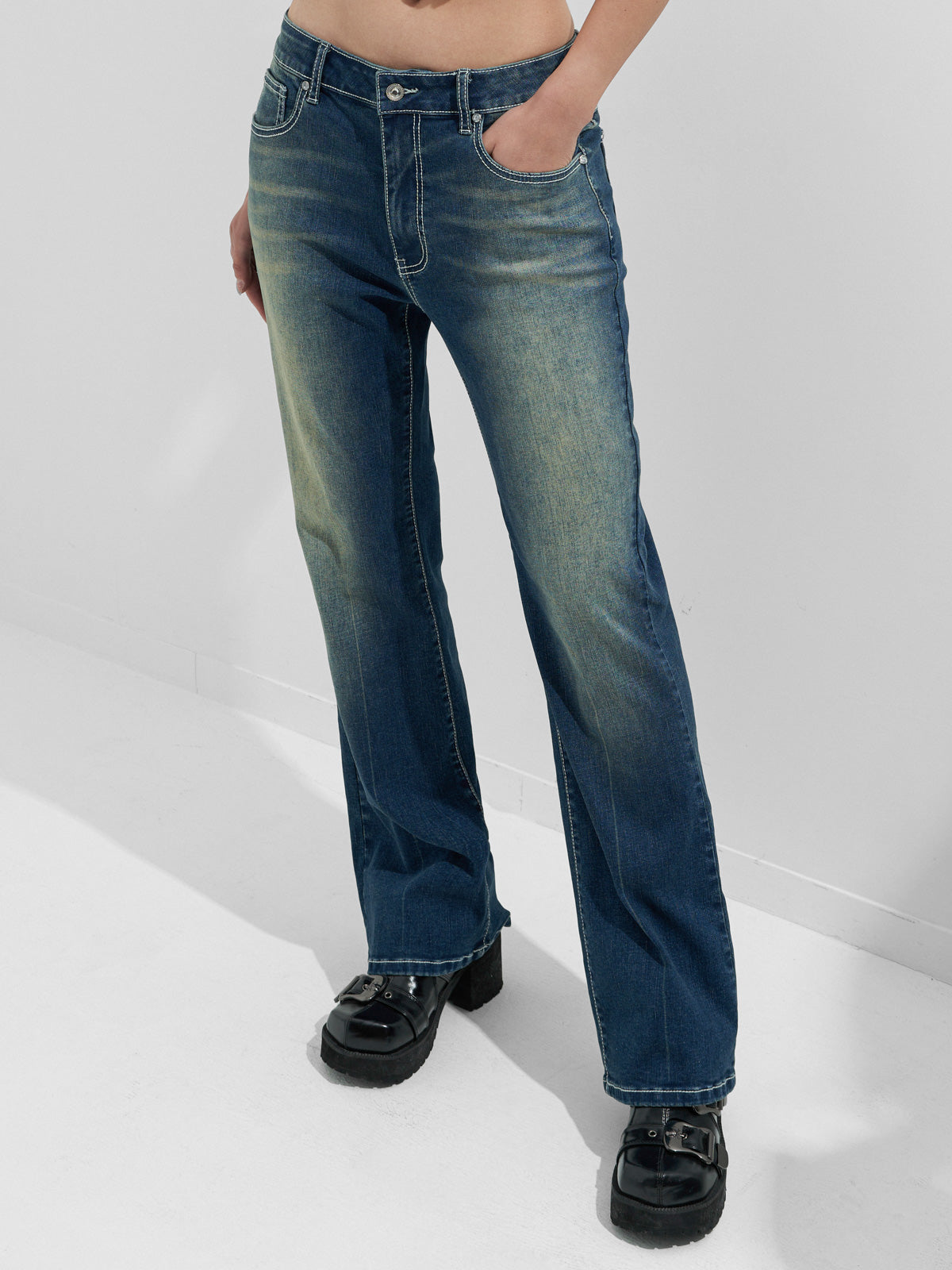 Jeans mit ausgestelltem Bein und Strass-Chrom-Herzen