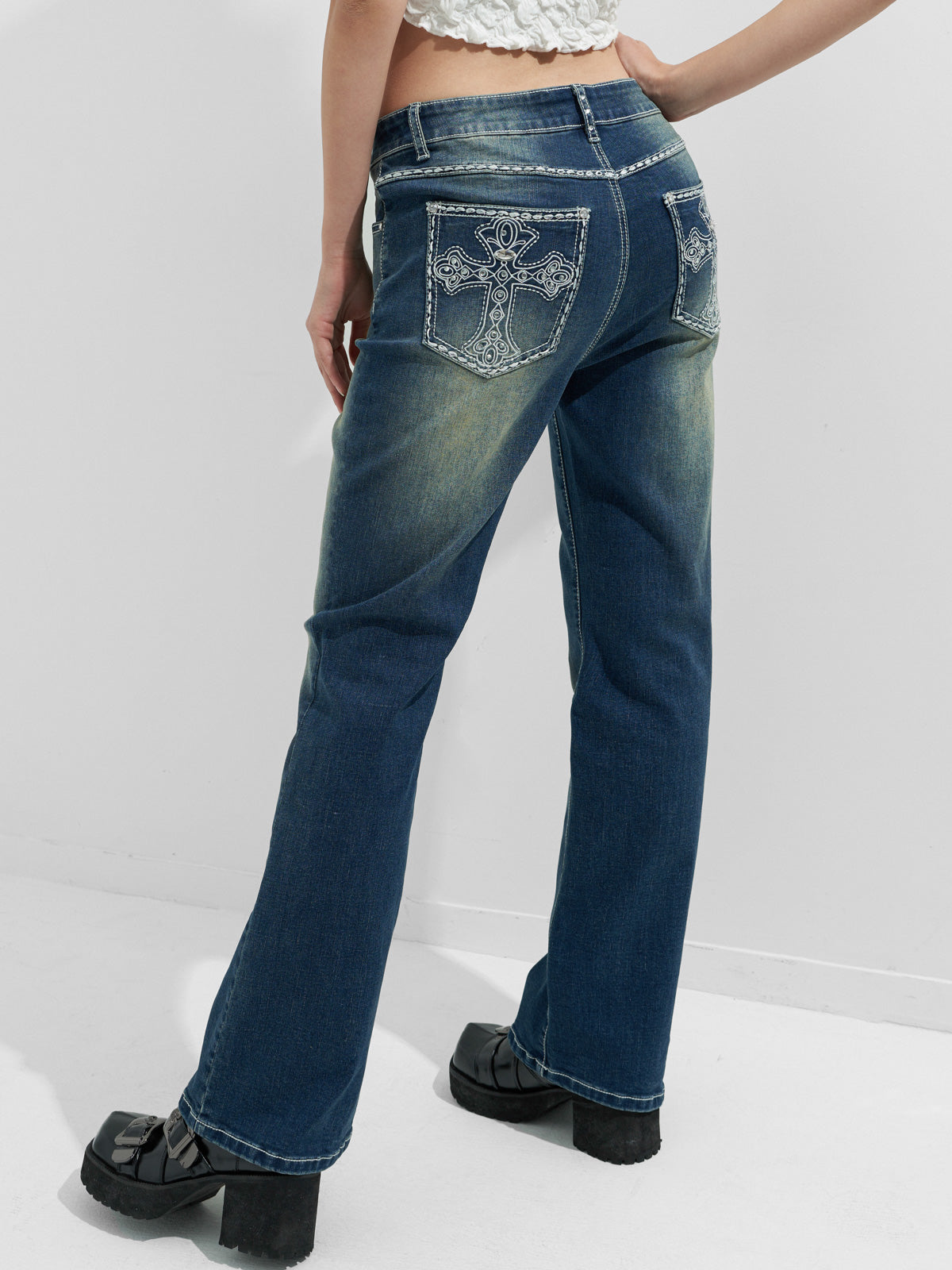 Jeans mit ausgestelltem Bein und Strass-Chrom-Herzen