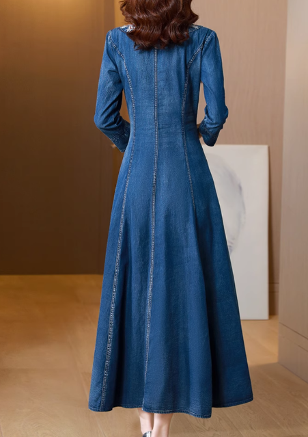 Lässiges blaues Maxikleid mit V-Ausschnitt, Druckknopf und Schärpen aus Seiden-Denim, lange Ärmel