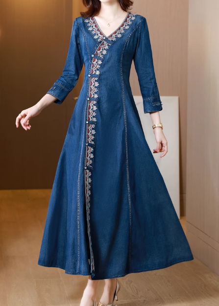 Lässiges blaues Maxikleid mit V-Ausschnitt, Druckknopf und Schärpen aus Seiden-Denim, lange Ärmel