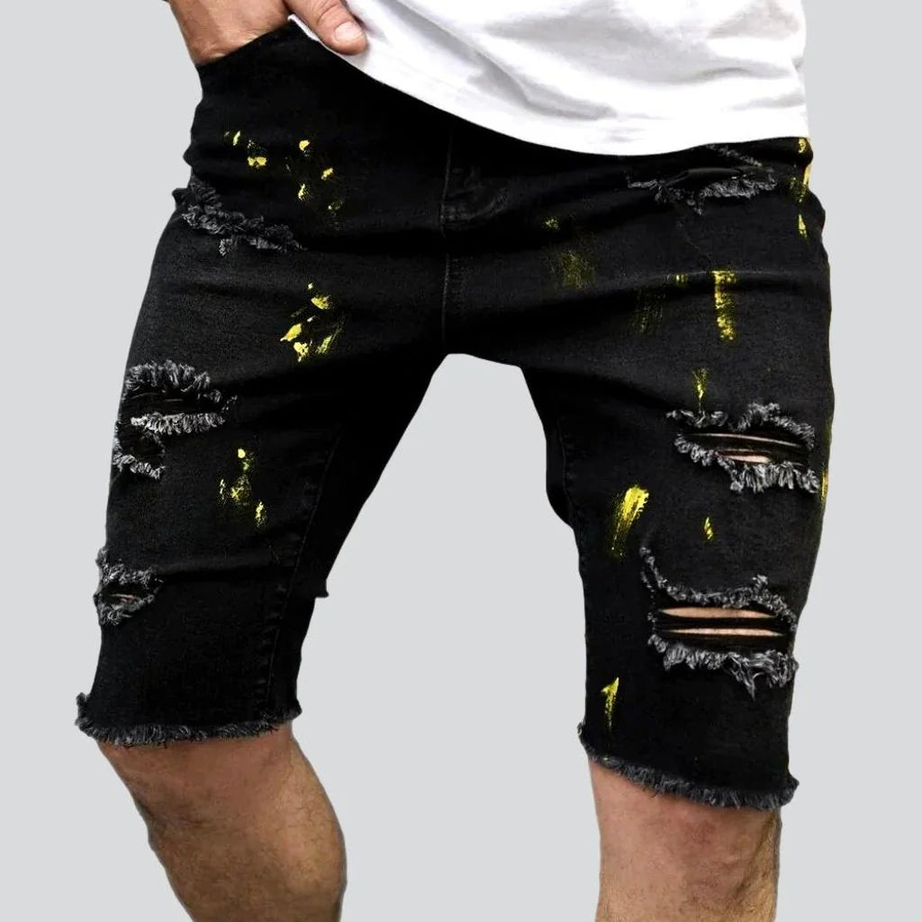 Pantalones cortos de mezclilla desgastados pintados de amarillo