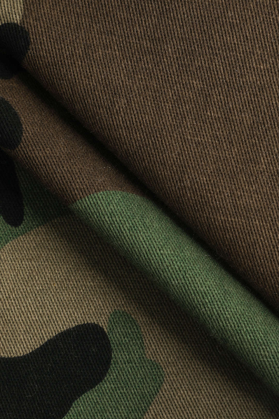 Pantalones cortos cargo con lazos y diseño desgastado de camuflaje retro