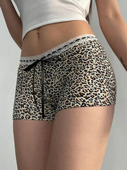 Pantalones cortos punk de tiro bajo con estampado de leopardo y ribete de encaje