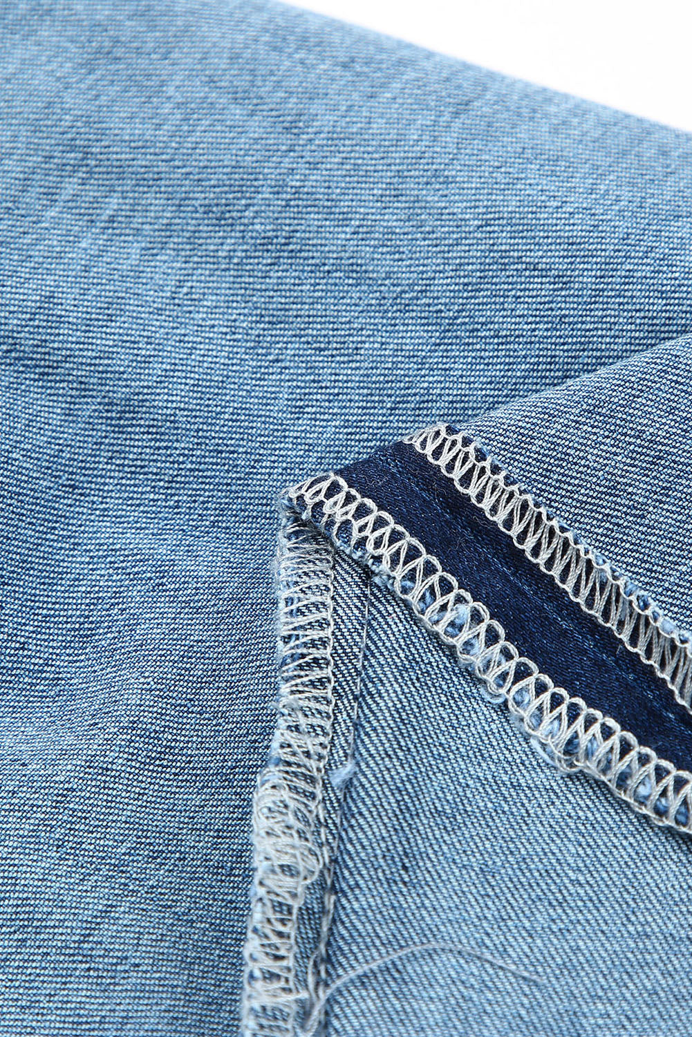 Distressed-Jeans mit geknöpften Taschen