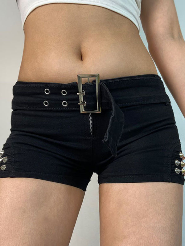 Schwarze Punk-Jeansshorts mit niedrigem Bund, Gürtel und Nieten