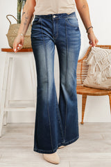 Blaue Jeans mit weitem Bein und Mittelnaht