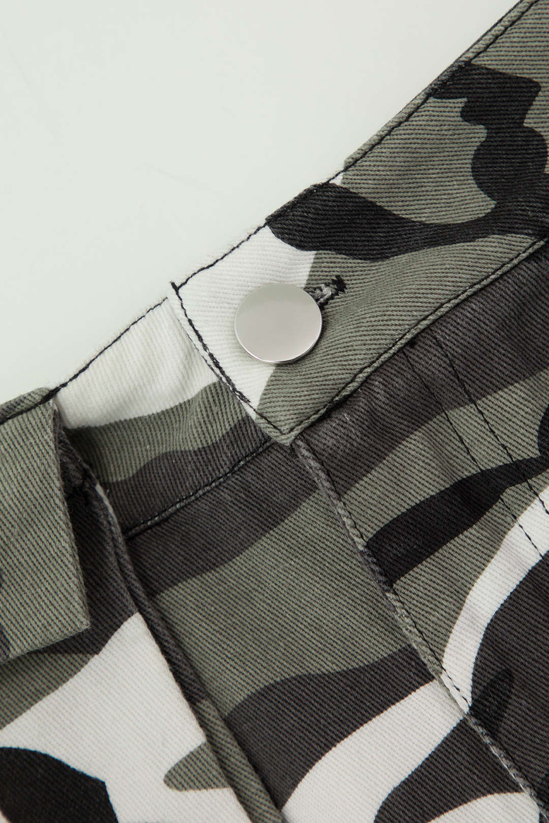 Pantalones cortos cargo con lazos y diseño desgastado de camuflaje retro
