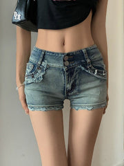 Schmale Hot-Shorts aus Distressed-Denim