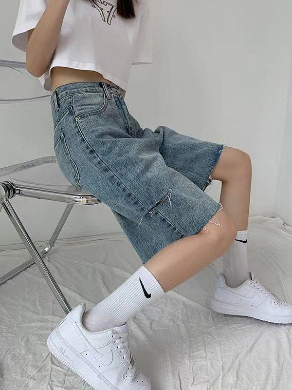 Shorts vaqueros con dobladillo sin rematar hasta la rodilla