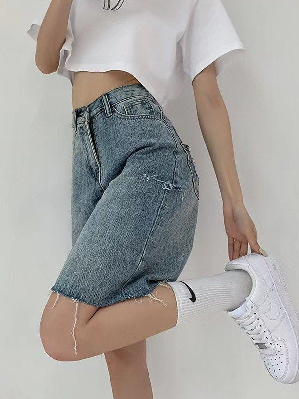 Shorts vaqueros con dobladillo sin rematar hasta la rodilla