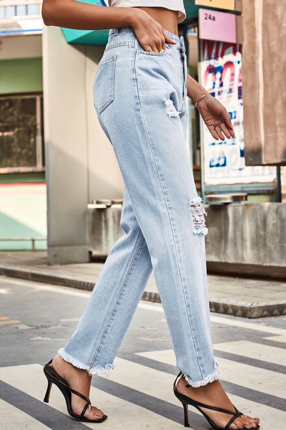 Distressed Jeans mit Knöpfen und lockerer Passform