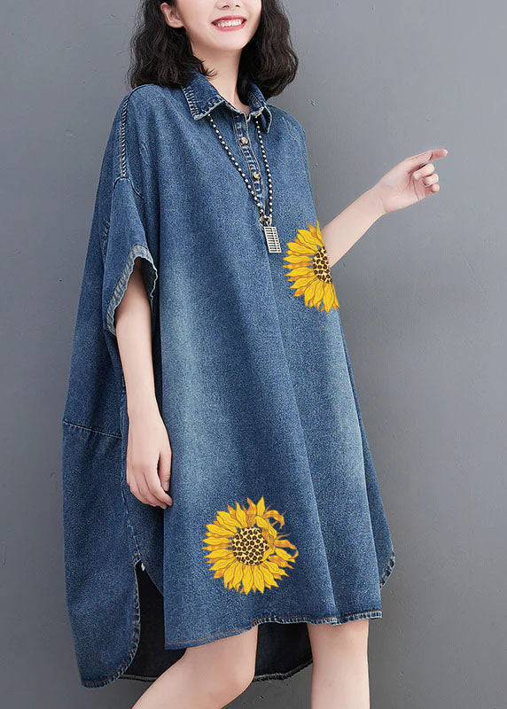 Lockeres Maxi-Jeanskleid mit seitlich geöffneten Knöpfen und blauen kleinen Blumen