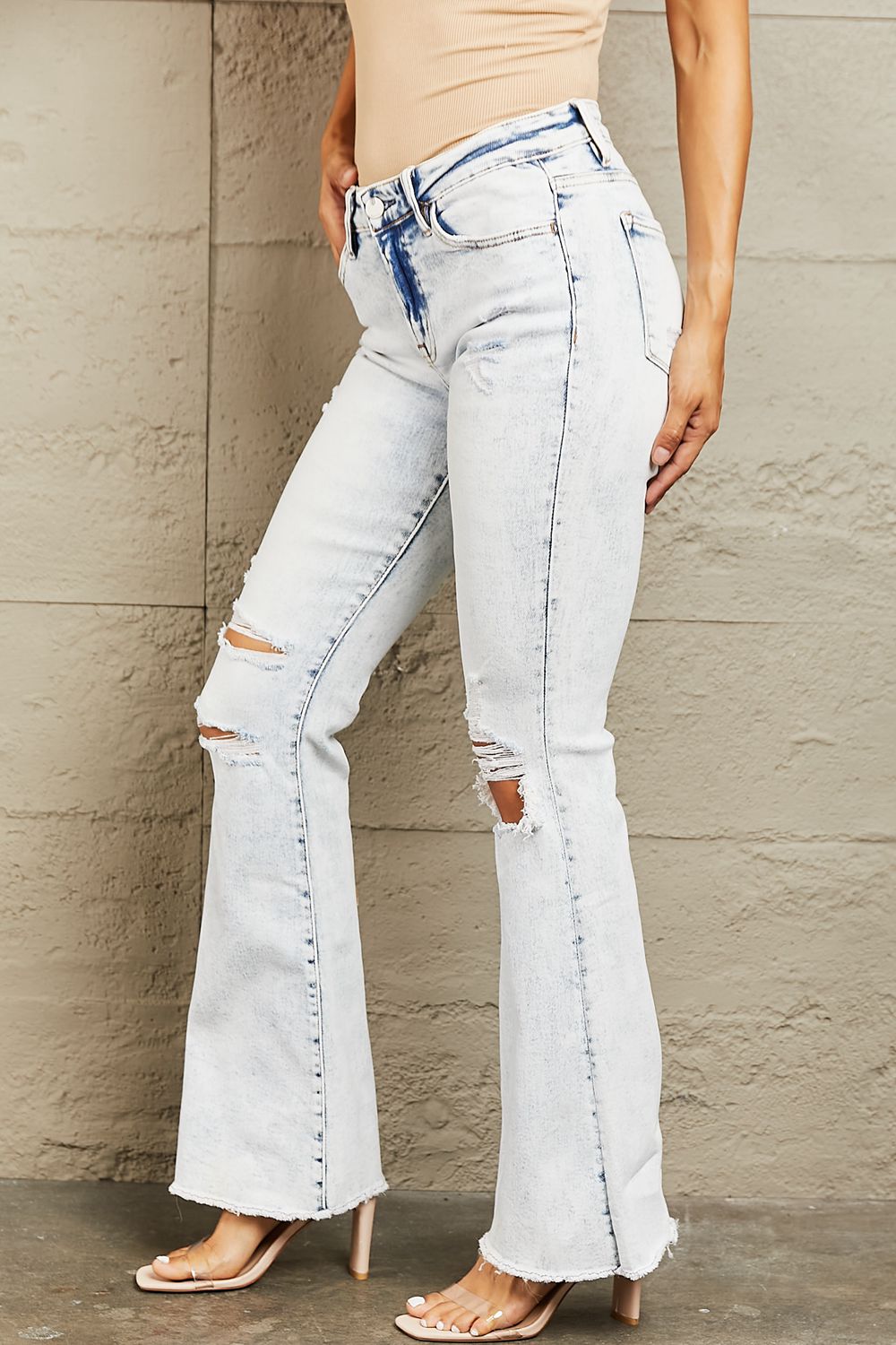 BAYEAS – Distressed-Jeans mit mittelhohem Bund und Acid-Wash