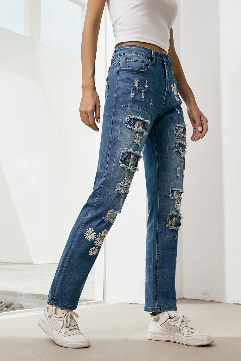 Baeful – Boyfriendjeans mit Aufnähern und Used-Look