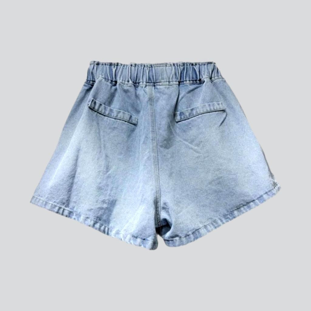 Mit Perlen und Strass verzierte Jeansshorts