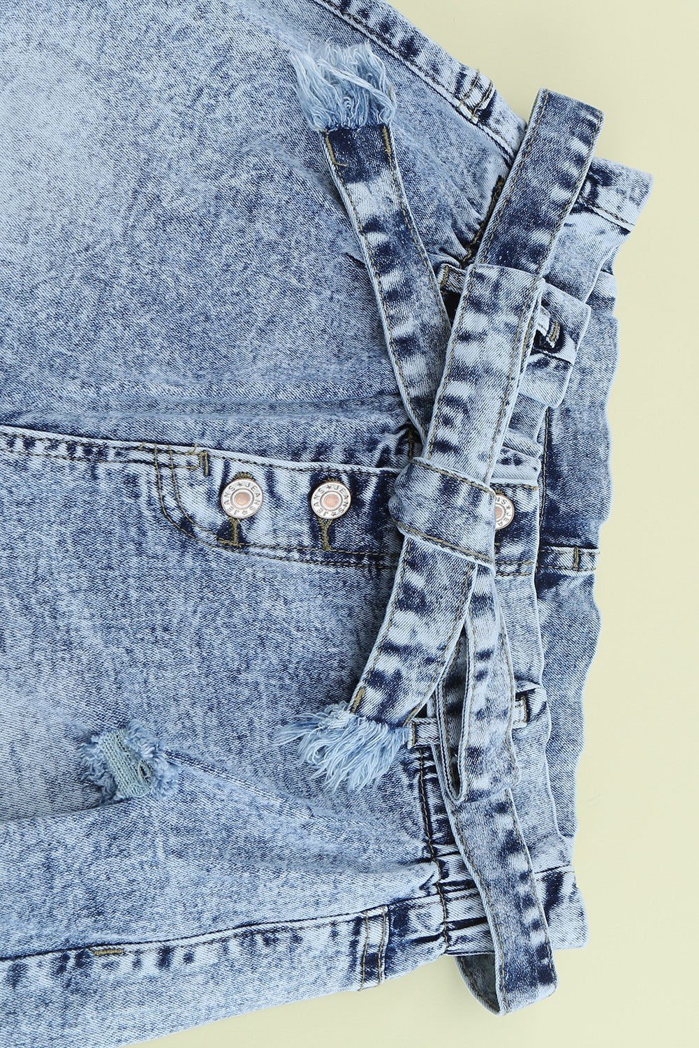 Distressed-Jeans mit Acid-Wash-Effekt, Gürtel und Knopfleiste