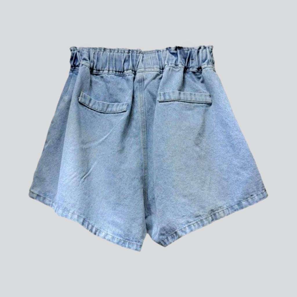 Lockere, mit Strass verzierte Jeansshorts