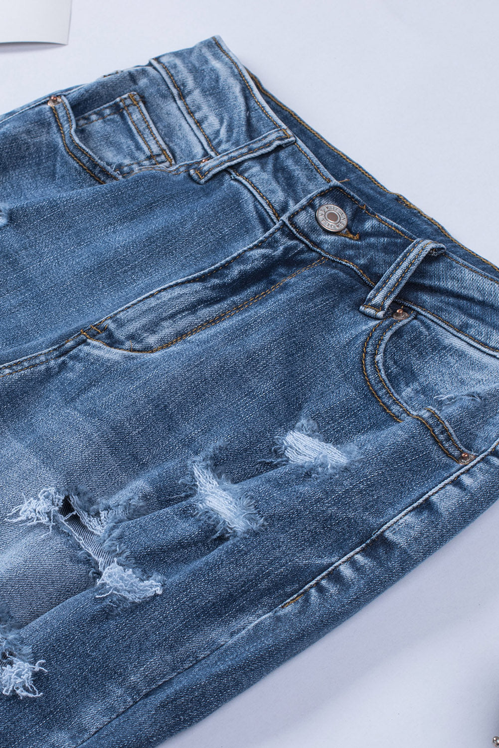 Baeful – Kurze Jeans im Used-Look mit ausgefranstem Saum