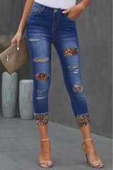 Baeful – Kurze Jeans mit Leoparden-Patch im Used-Look