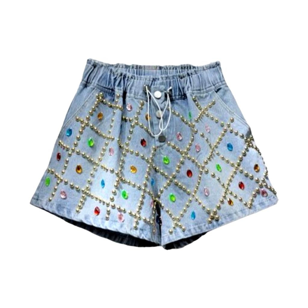 Mit Perlen und Strass verzierte Jeansshorts